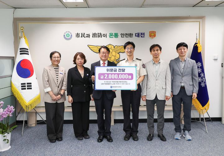 [대전=뉴시스] 위문금 전달식 기념촬영. (사진=대전시교육청 제공) 2026.09.23. photo@newsis.com&nbsp; *재판매 및 DB 금지