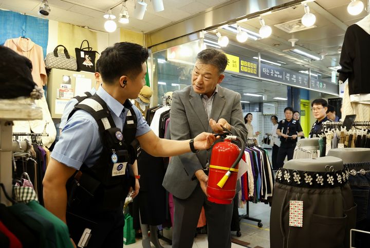 [서울=뉴시스] 23일 서울 지하철 4호선 사당역 상가에서 서울교통공사 경영진과 지하철보안관이 소방 관리 실태를 점검하고 있다. (사진=서울교통공사 제공) 2026.09.23. photo@newsis.com *재판매 및 DB 금지