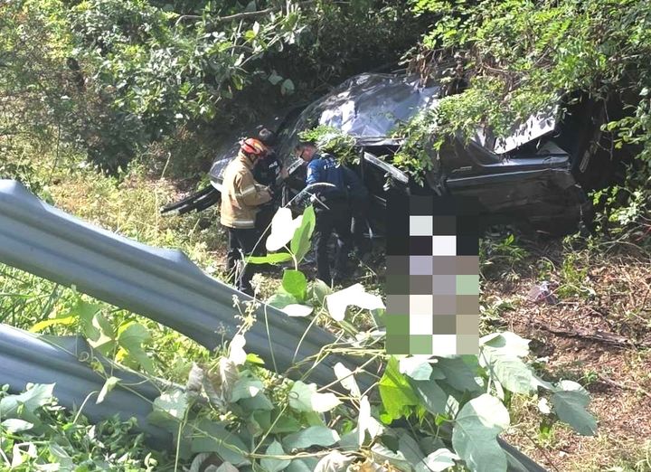 [양양=뉴시스] 양양군 서면 논화리 논화교차로 인근 도로 코란도 스포츠 차량 추락 교통사고 현장. (사진=강원특별자치도 소방본부 제공) 2026.09.03. photo@newsis.com *재판매 및 DB 금지
