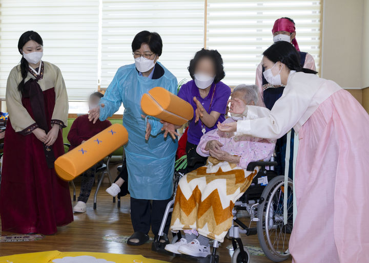 [세종=뉴시스]정은경 보건복지부 장관은 23일 추석 명절을 맞아 서울 강남구 서울요양원을 방문해 운영 현황을 살펴보고 현장 종사자들을 격려했다. (사진=보건복지부 제공) 2026.09.23. photo@newsis.com *재판매 및 DB 금지