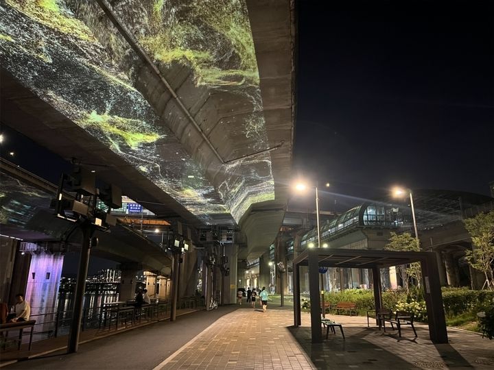 [서울=뉴시스] 강변북로 두모교 하부 개선 후(미디어아트, 컨셉트 금빛 모래). (사진=서울시 제공) 2026.09.27. photo@newsis.com *재판매 및 DB 금지