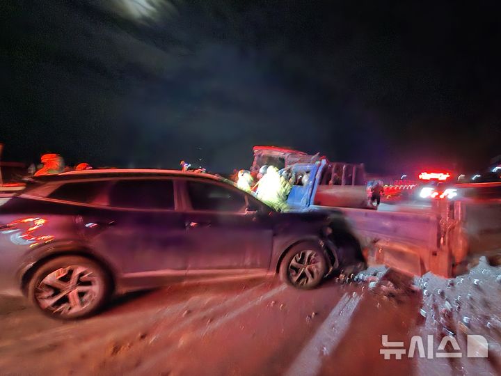 [보성=뉴시스] 23일 오후 8시5분께 전남광주 보성군 한 도로에서 차량 3대가 부딪혀 1명이 숨지고 5명이 부상을 입었다. (사진=전남광주소방본부 제공) 2026.09.23 photo@newsis.com