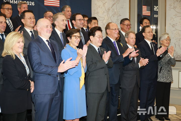 [뉴욕=뉴시스] 김진아 기자 = 이재명 대통령이 23일(현지 시간) 미국 뉴욕의 한 호텔에서 열린 ‘대한민국 투자서밋 2026’ 에 앞서 참석자들과 기념촬영을 하고 있다. 2026.09.23. bluesoda@newsis.com