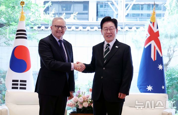 [뉴욕=뉴시스] 김진아 기자 = 이재명 대통령과 앤서니 앨버니지 호주 총리가 22일(현지 시간) 미국 뉴욕 주유엔대표부 반기문홀에서 열린 양자회담에 앞서 기념 촬영을 하고 있다. 2026.09.23. bluesoda@newsis.com