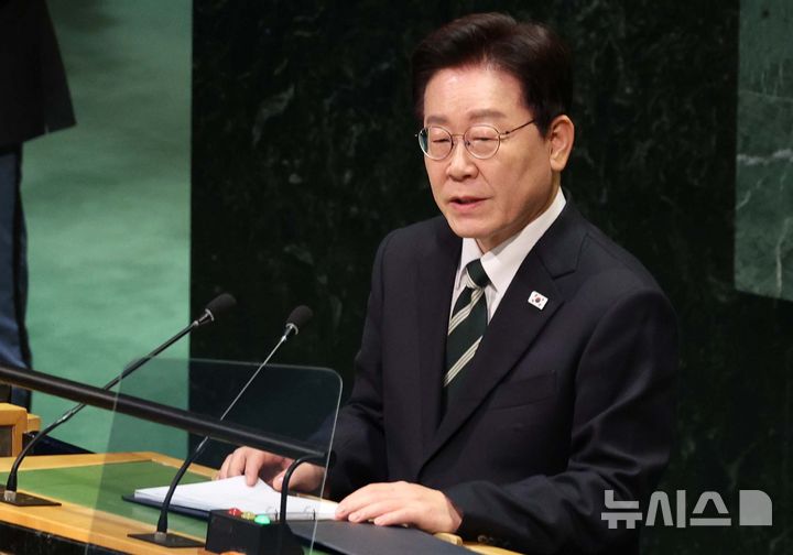 [뉴욕=뉴시스] 김진아 기자 = 이재명 대통령이 22일(현지 시간) 미국 뉴욕 유엔 본부에서 열린 제81차 유엔 총회에서 기조연설을 하고 있다. 2026.09.23. bluesoda@newsis.com