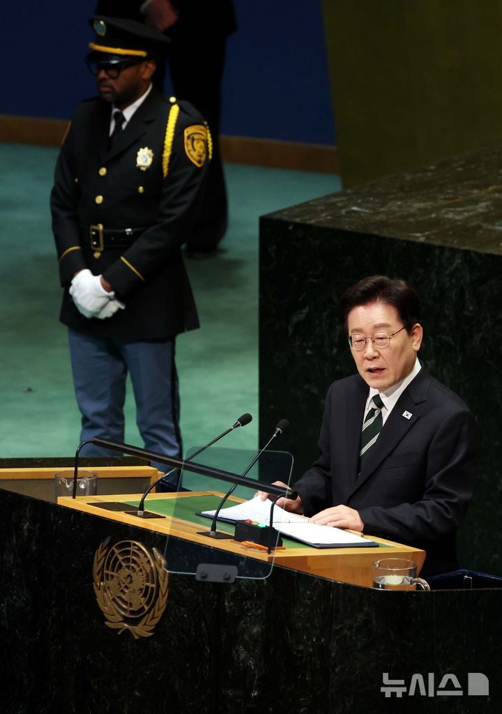[뉴욕=뉴시스] 김진아 기자 = 이재명 대통령이 22일(현지 시간) 미국 뉴욕 유엔 본부에서 열린 제81차 유엔 총회에서 기조연설을 하고 있다. 2026.09.23. bluesoda@newsis.com