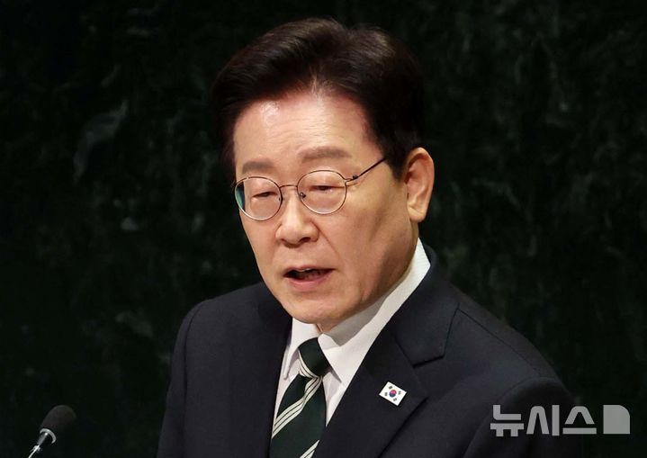 [뉴욕=뉴시스] 김진아 기자 = 이재명 대통령이 22일(현지 시간) 미국 뉴욕 유엔 본부에서 열린 제81차 유엔 총회에서 기조연설을 하고 있다. 2026.09.23. bluesoda@newsis.com