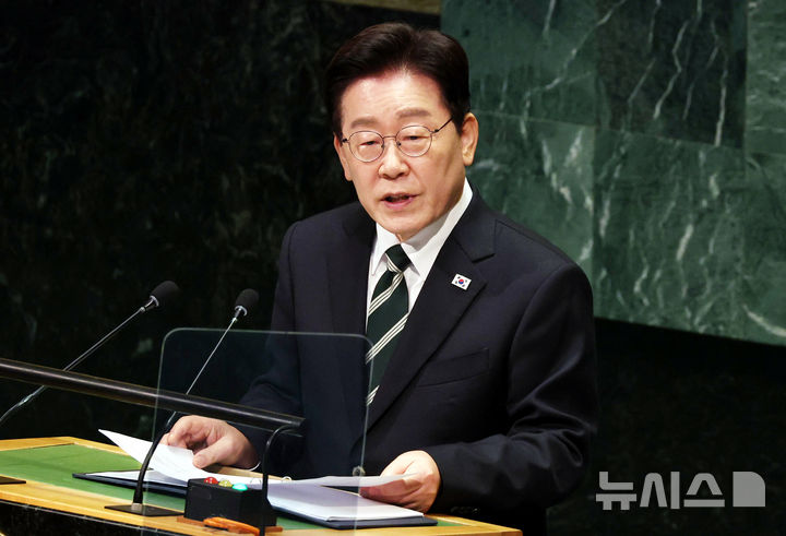 [뉴욕=뉴시스] 김진아 기자 = 이재명 대통령이 22일(현지 시간) 미국 뉴욕 유엔 본부에서 열린 제81차 유엔 총회에서 기조연설을 하고 있다. 2026.09.23. bluesoda@newsis.com