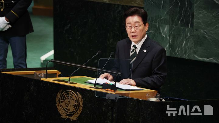 [뉴욕=뉴시스] 김진아 기자 = 이재명 대통령이 22일(현지 시간) 미국 뉴욕 유엔 본부에서 열린 제81차 유엔 총회에서 기조연설을 하고 있다. 2026.09.23. bluesoda@newsis.com