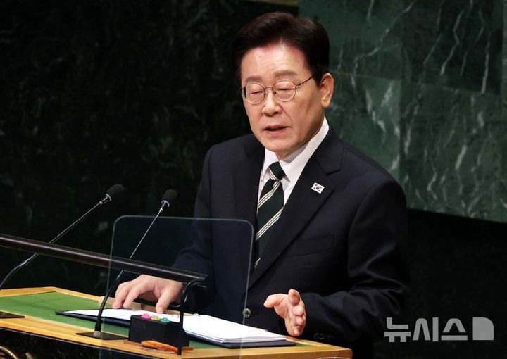 [뉴욕=뉴시스] 김진아 기자 = 이재명 대통령이 22일(현지 시간) 미국 뉴욕 유엔 본부에서 열린 제81차 유엔 총회에서 기조연설을 하고 있다. 2026.09.23. bluesoda@newsis.com