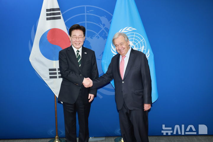 [뉴욕=뉴시스] 김진아 기자 = 이재명 대통령이 22일(현지 시간) 미국 뉴욕 유엔 사무국에서 안토니우 구테흐스 유엔 사무총장을 면담하기 앞서 기념촬영을 하고 있다. 2026.09.23. bluesoda@newsis.com