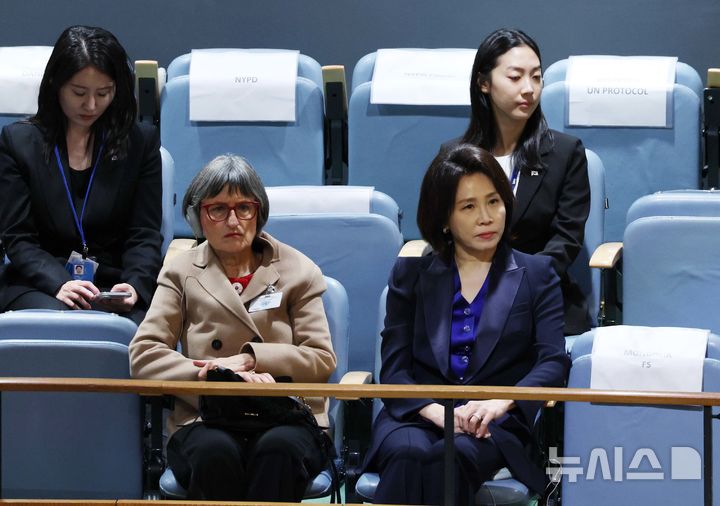 [뉴욕=뉴시스] 김진아 기자 = 김혜경 여사가 22일(현지 시간) 미국 뉴욕 유엔 본부에서 열린 제81차 유엔 총회에서 이재명 대통령의 기조연설을 듣고 있다. 2026.09.23. bluesoda@newsis.com