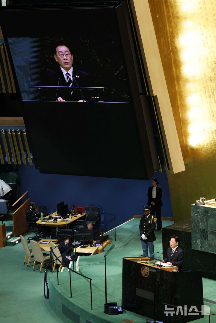 [뉴욕=뉴시스] 김진아 기자 = 이재명 대통령이 22일(현지 시간) 미국 뉴욕 유엔 본부에서 열린 제81차 유엔 총회에서 기조연설을 하고 있다. 2026.09.23. bluesoda@newsis.com