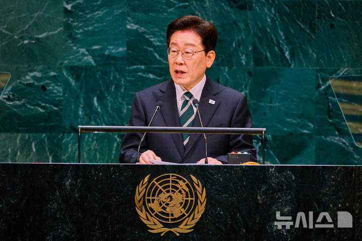 [뉴욕=뉴시스] 김진아 기자 = 이재명 대통령이 22일(현지 시간) 미국 뉴욕 유엔 본부에서 열린 제81차 유엔 총회에서 기조연설을 하고 있다. (공동취재) 2026.09.23. bluesoda@newsis.com