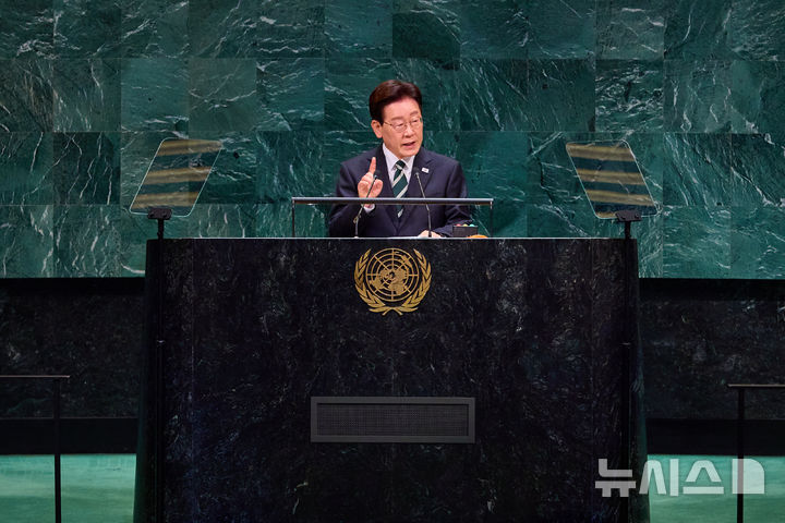 [뉴욕=뉴시스] 김진아 기자 = 이재명 대통령이 22일(현지 시간) 미국 뉴욕 유엔 본부에서 열린 제81차 유엔 총회에서 기조연설을 하고 있다. (공동취재) 2026.09.23. bluesoda@newsis.com