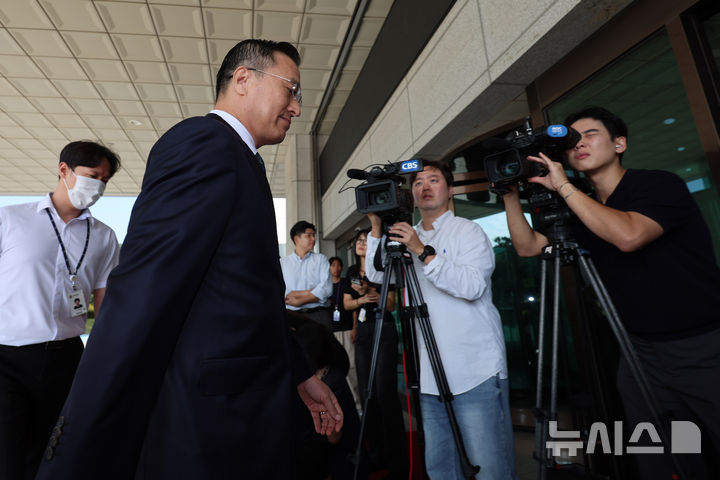 [서울=뉴시스] 권창회 기자 = 이정현 검찰총장 직무대행이 23일 서울 서초구 대검찰청으로 출근하고 있다. 2026.09.23. kch0523@newsis.com