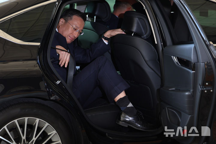 [서울=뉴시스] 권창회 기자 = 이정현 검찰총장 직무대행이 23일 서울 서초구 대검찰청으로 출근하고 있다. 2026.09.23. kch0523@newsis.com