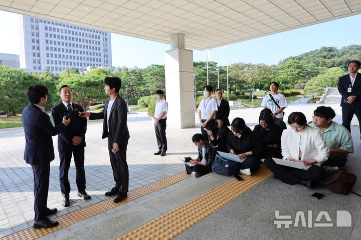 [서울=뉴시스] 권창회 기자 = 이정현 검찰총장 직무대행이 23일 서울 서초구 대검찰청으로 출근하며 취재진 질의에 답하고 있다. 2026.09.23. kch0523@newsis.com