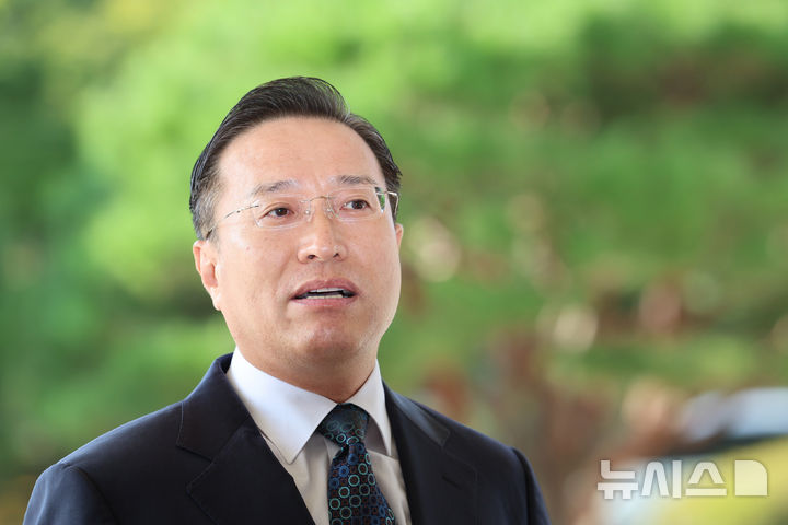 [서울=뉴시스] 권창회 기자 = 이정현 검찰총장 직무대행이 23일 서울 서초구 대검찰청으로 출근하며 취재진 질의에 답하고 있다. 2026.09.23. kch0523@newsis.com