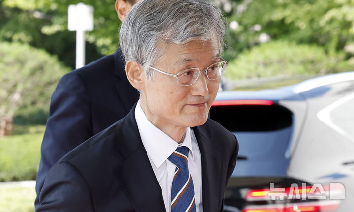 [서울=뉴시스] 김혜진 기자 = 조희대 대법원장이 23일 오전 서울 서초구 대법원 청사로 출근하고 있다. 2026.09.23. jini@newsis.com