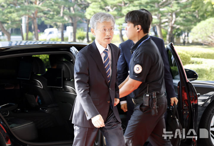 [서울=뉴시스] 김혜진 기자 = 조희대 대법원장이 23일 오전 서울 서초구 대법원 청사로 출근하고 있다. 2026.09.23. jini@newsis.com