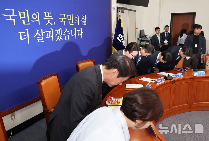 [서울=뉴시스] 최진석 기자 = 김민석 더불어민주당 대표가 23일 여의도 국회에서 열린 최고위원회의에서 인사하고 있다. 2026.09.23. myjs@newsis.com