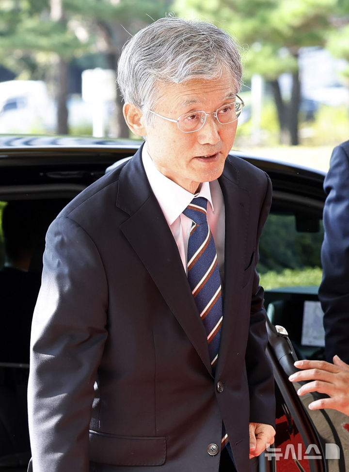 [서울=뉴시스] 김혜진 기자 = 조희대 대법원장이 23일 오전 서울 서초구 대법원 청사로 출근하고 있다. 2026.09.23. jini@newsis.com