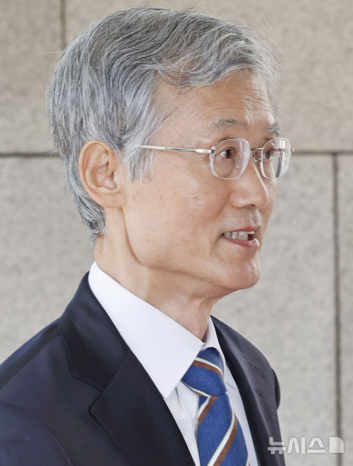 [서울=뉴시스] 김혜진 기자 = 조희대 대법원장이 23일 오전 서울 서초구 대법원 청사로 출근하고 있다. 2026.09.23. jini@newsis.com