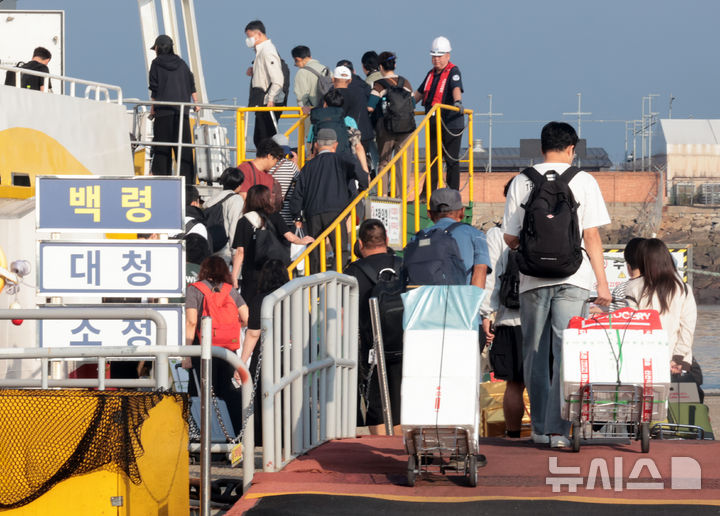 [인천=뉴시스] 전진환 기자 = 추석 연휴를 하루 앞둔 23일 오전 인천 중구 인천항 연안여객터미널에서 귀성객들이 도서지역으로 가는 여객선에 오르고 있다. 2026.09.23. amin2@newsis.com