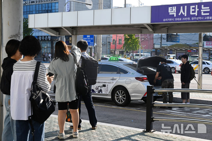 [전남광주=뉴시스] 이현행 기자 = 지난달 23일 오전 광주 광산구 광주송정역에서 시민들이 택시를 기다리고 있다. 2026.09.23. lhh@newsis.com