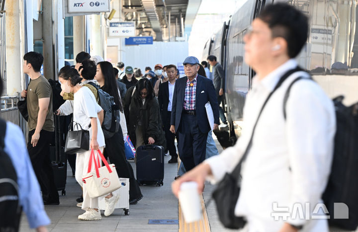 [전남광주=뉴시스] 이현행 기자 = 추석 명절 연휴를 하루 앞둔 23일 오전 전남광주통합특별시 광산구 광주송정역이 귀성객으로 붐비고 있다. 2026.02.13. lhh@newsis.com