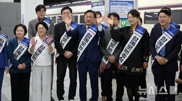 [서울=뉴시스] 고범준 기자 = 신장식 조국혁신당 대표, 김준형 원내대표 등 의원들이 추석 명절을 하루 앞둔 23일 서울 용산역에서 귀성객 등 시민들에게 인사를 하고 있다. 2026.09.23. bjko@newsis.com