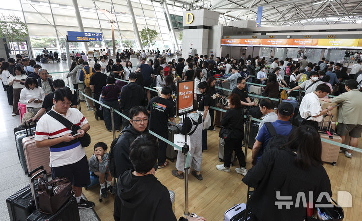 [인천공항=뉴시스] 김근수 기자 = 민족대명절 추석 연휴를 하루 앞둔 23일 오전 인천국제공항 제1여객터미널 출국장이 내외국인 여행객들로 붐비고 있다. 2026.09.23. ks@newsis.com
