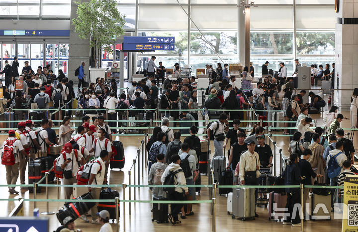 [인천공항=뉴시스] 김근수 기자 = 민족대명절 추석 연휴를 하루 앞둔 지난 23일 오전 인천국제공항 제1여객터미널 출국장이 내외국인 여행객들로 붐비고 있다. 2026.09.23. ks@newsis.com