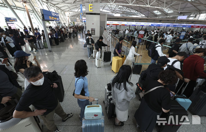 [인천공항=뉴시스] 김근수 기자 = 민족대명절 추석 연휴를 하루 앞둔 23일 오전 인천국제공항 제1여객터미널 출국장이 내외국인 여행객들로 붐비고 있다. 2026.09.23. ks@newsis.com