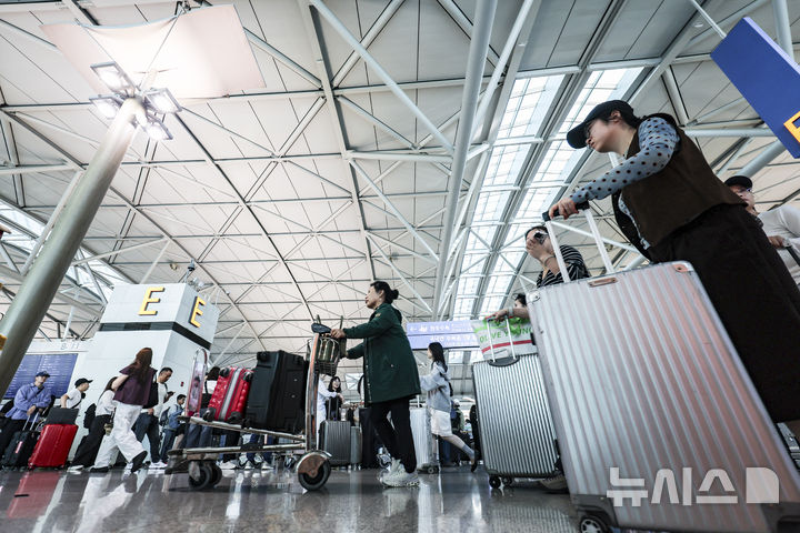 [인천공항=뉴시스] 김근수 기자 =인천국제공항이 내외국인 여행객들로 붐비고 있다. 해당 사진은 기사 내용과 관련이 없습니다. (사진=뉴시스DB) ks@newsis.com