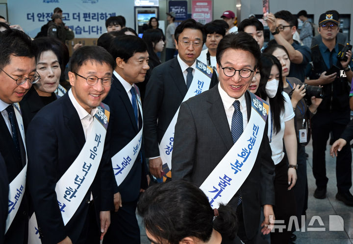 [서울=뉴시스] 고범준 기자 = 김민석 더불어민주당 대표와 한병도 원내대표를 비롯한 여당 의원들이 추석 연휴를 하루 앞둔 23일 오전 서울 용산역을 찾아 귀성길 시민들에게 인사하고 있다. (공동취재) 2026.09.23. photo@newsis.com