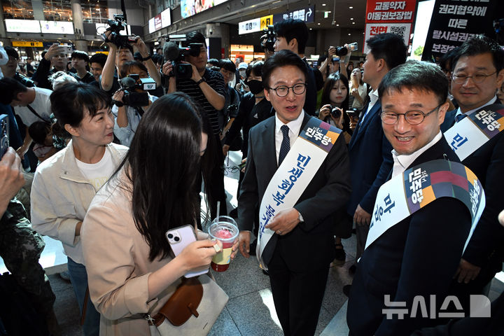 [서울=뉴시스] 고범준 기자 = 김민석 더불어민주당 대표와 한병도 원내대표를 비롯한 여당 의원들이 추석 연휴를 하루 앞둔 23일 오전 서울 용산역을 찾아 귀성길 시민들에게 인사하고 있다. (공동취재) 2026.09.23. photo@newsis.com