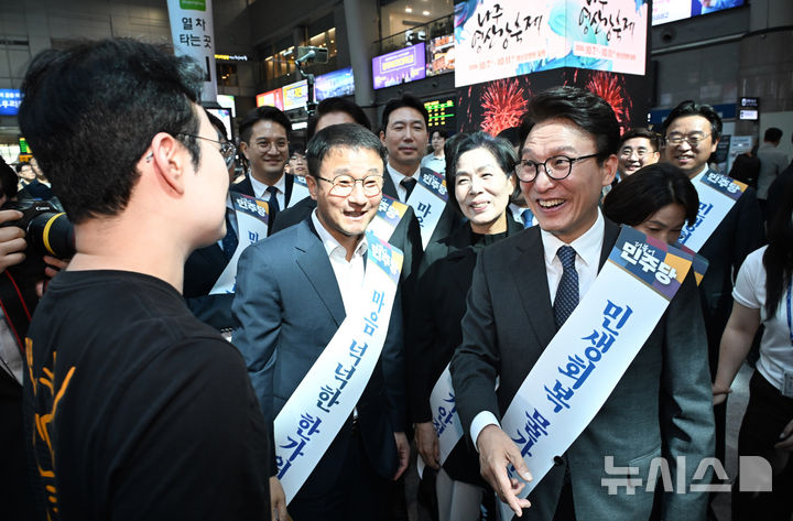 [서울=뉴시스] 고범준 기자 = 김민석 더불어민주당 대표와 한병도 원내대표를 비롯한 여당 의원들이 추석 연휴를 하루 앞둔 23일 오전 서울 용산역을 찾아 귀성길 시민들에게 인사하고 있다. (공동취재) 2026.09.23. photo@newsis.com