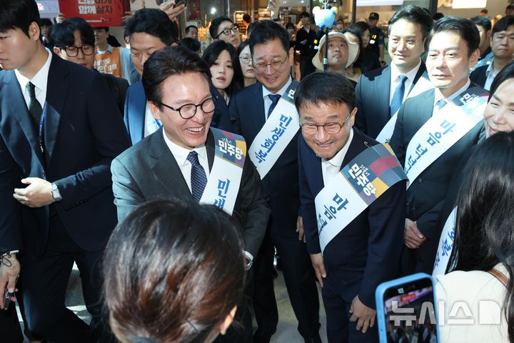 [서울=뉴시스] 고범준 기자 = 김민석 더불어민주당 대표와 한병도 원내대표를 비롯한 여당 의원들이 추석 연휴를 하루 앞둔 23일 오전 서울 용산역을 찾아 귀성길 시민들에게 인사하고 있다. (공동취재) 2026.09.23. photo@newsis.com