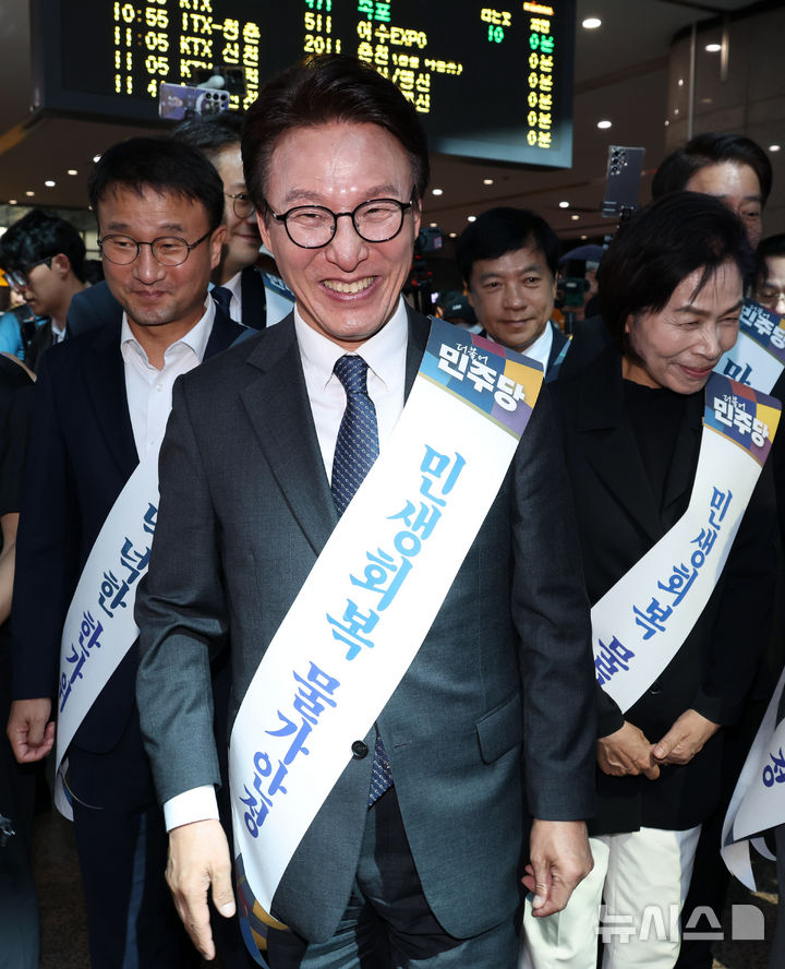 [서울=뉴시스] 고범준 기자 = 김민석 더불어민주당 대표와 한병도 원내대표를 비롯한 여당 의원들이 추석 연휴를 하루 앞둔 23일 오전 서울 용산역을 찾아 귀성길 시민들에게 인사하고 있다. (공동취재) 2026.09.23. photo@newsis.com