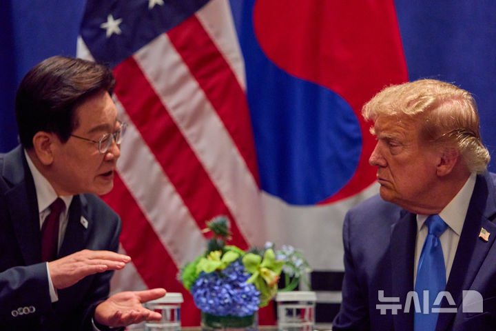 [뉴욕=뉴시스] 김진아 기자 = 이재명 대통령이 도널드 트럼프 미국 대통령과 22일(현지 시간) 미국 뉴욕의 한 호텔에서 한미 양자회담을 하고 있다. (공동취재) 2026.09.23. bluesoda@newsis.com