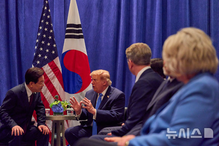 [뉴욕=뉴시스] 김진아 기자 = 이재명 대통령이 도널드 트럼프 미국 대통령과 22일(현지 시간) 미국 뉴욕의 한 호텔에서 한미 양자회담을 하고 있다. (공동취재) 2026.09.23. bluesoda@newsis.com