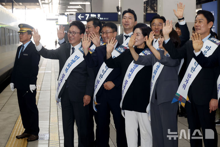 [서울=뉴시스] 고범준 기자 = 김민석 더불어민주당 대표와 한병도 원내대표를 비롯한 여당 의원들이 추석 연휴를 하루 앞둔 23일 오전 서울 용산역을 찾아 열차에 탑승한 귀성길 시민들에게 인사하고 있다. (공동취재) 2026.09.23. photo@newsis.com