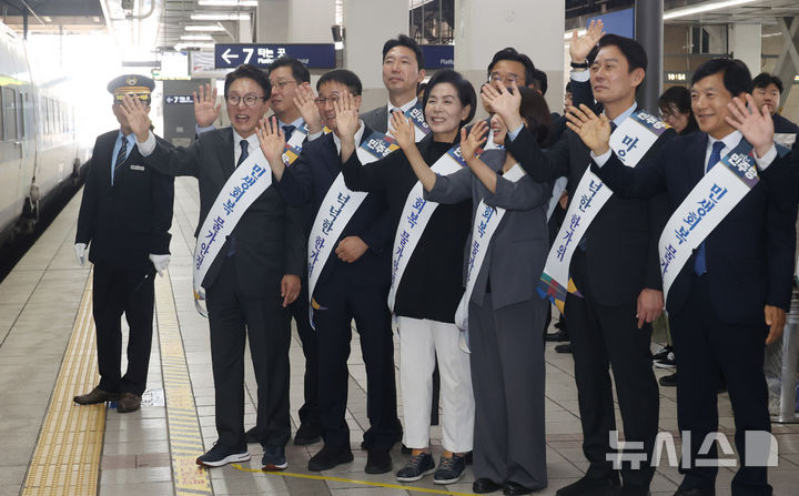 [서울=뉴시스] 고범준 기자 = 김민석 더불어민주당 대표와 한병도 원내대표를 비롯한 여당 의원들이 추석 연휴를 하루 앞둔 23일 오전 서울 용산역을 찾아 열차에 탑승한 귀성길 시민들에게 인사하고 있다. (공동취재) 2026.09.23. photo@newsis.com