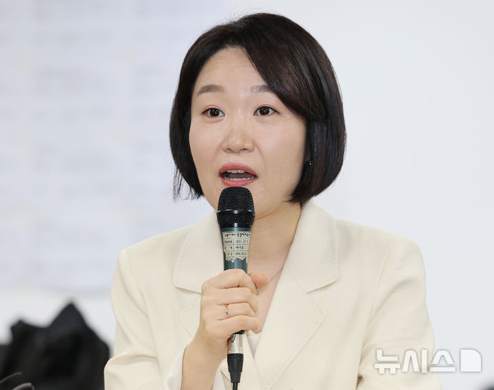 [수원=뉴시스] 김종택 기자 = 이소영 신임 중소벤처기업부 장관이 지난 23일 경기 수원시 팔달구 못골시장에서 열린 전국상인연합회 차담회에 참석해 모두발언을 하고 있다. 2026.09.23. jtk@newsis.com