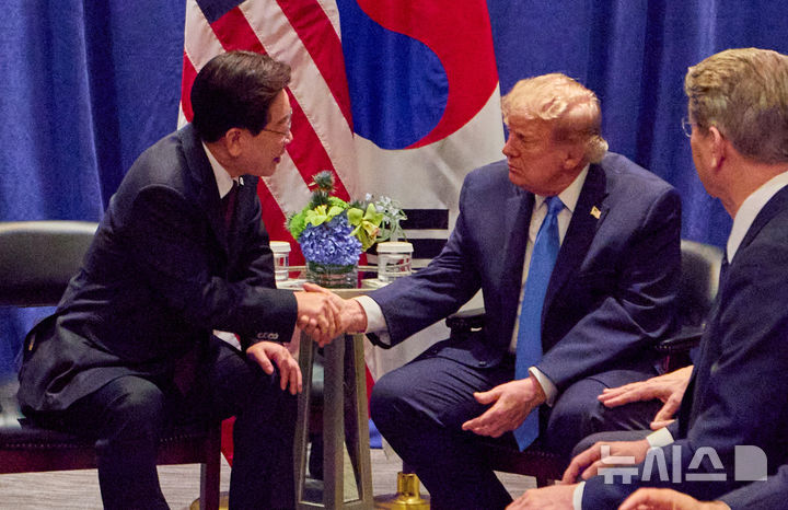 [뉴욕=뉴시스] 김진아 기자 = 이재명 대통령이 도널드 트럼프 미국 대통령이 22일(현지 시간) 미국 뉴욕의 한 호텔에서 열린 한미 양자회담에서 악수를 하고 있다. (공동취재) 2026.09.23. bluesoda@newsis.com