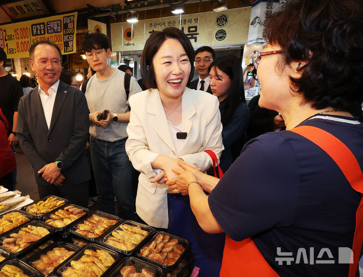 [수원=뉴시스] 김종택 기자 = 이소영 신임 중소벤처기업부 장관이 지난달 23일 경기 수원시 팔달구 못골시장을 방문해 상인과 반갑게 인사를 나누고 있다. (공동취재) 2026.10.09. photo@newsis.com