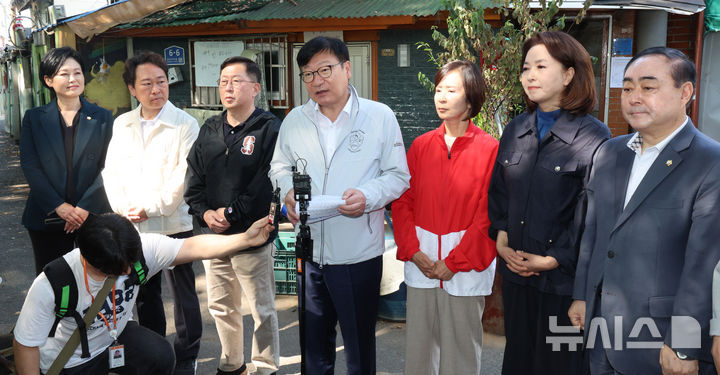 [서울=뉴시스] 고범준 기자 = 정점식 국민의힘 원내대표가 추석 명절을 하루 앞둔 23일 서울 영등포구 쪽방촌을 방문한 뒤 브리핑을 하고 있다. 2026.09.23. bjko@newsis.com