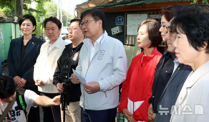 [서울=뉴시스] 고범준 기자 = 정점식 국민의힘 원내대표가 추석 명절을 하루 앞둔 23일 서울 영등포구 쪽방촌을 방문한 뒤 브리핑을 하고 있다. 2026.09.23. bjko@newsis.com